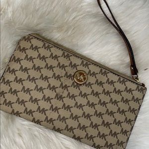 Micheal Kors wristlet